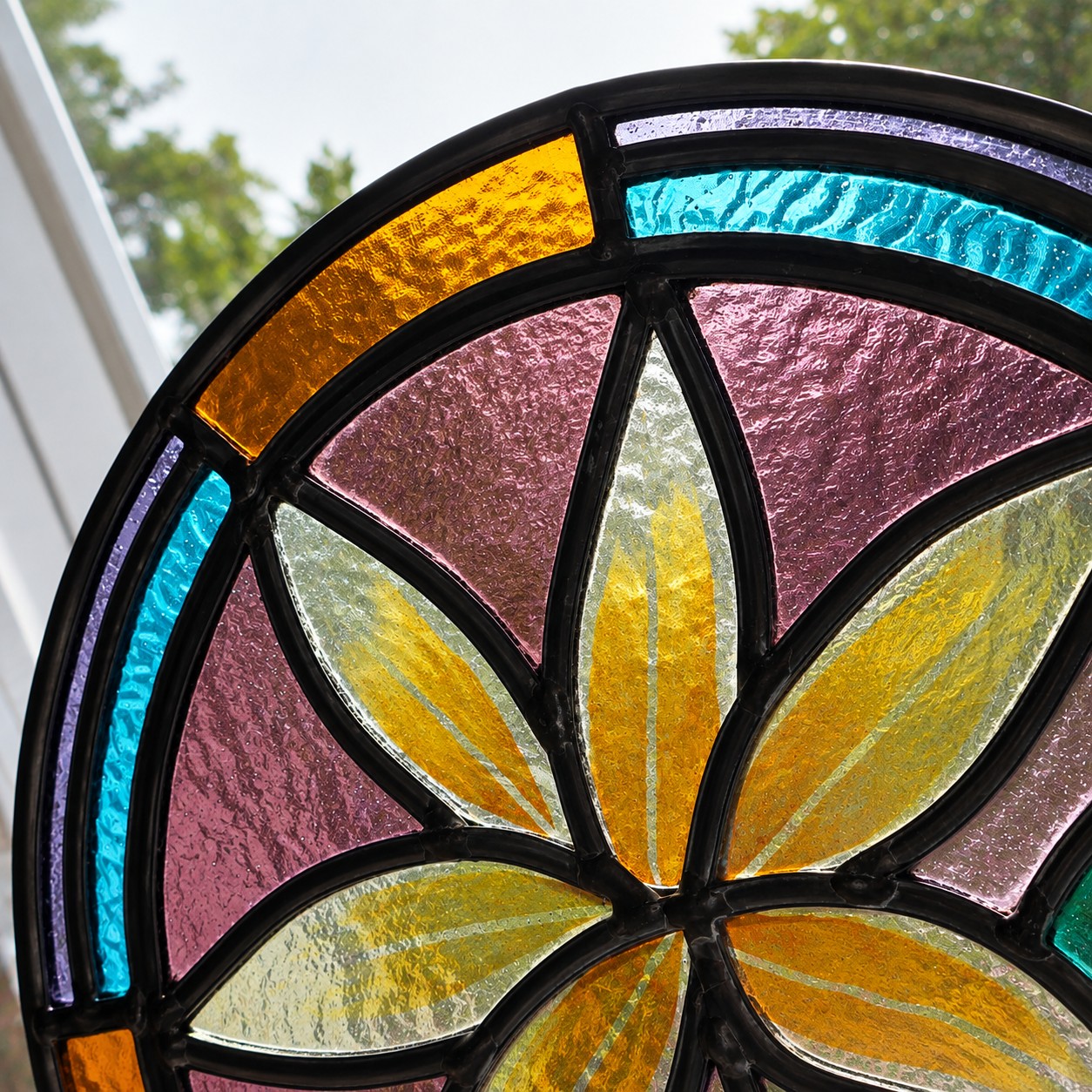 Close-up glas-in-looddecoratie met gele bloem van Atelier Geert Cooijmans