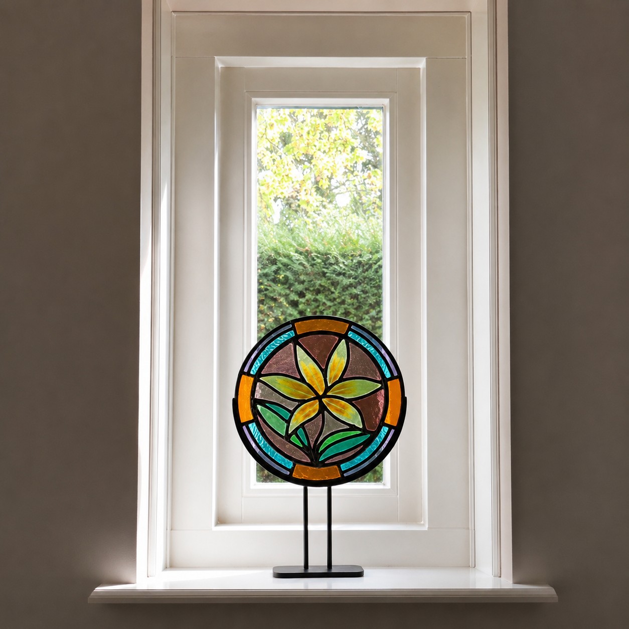 Handgemaakte glas-in-looddecoratie met gele bloem op zwarte standaard