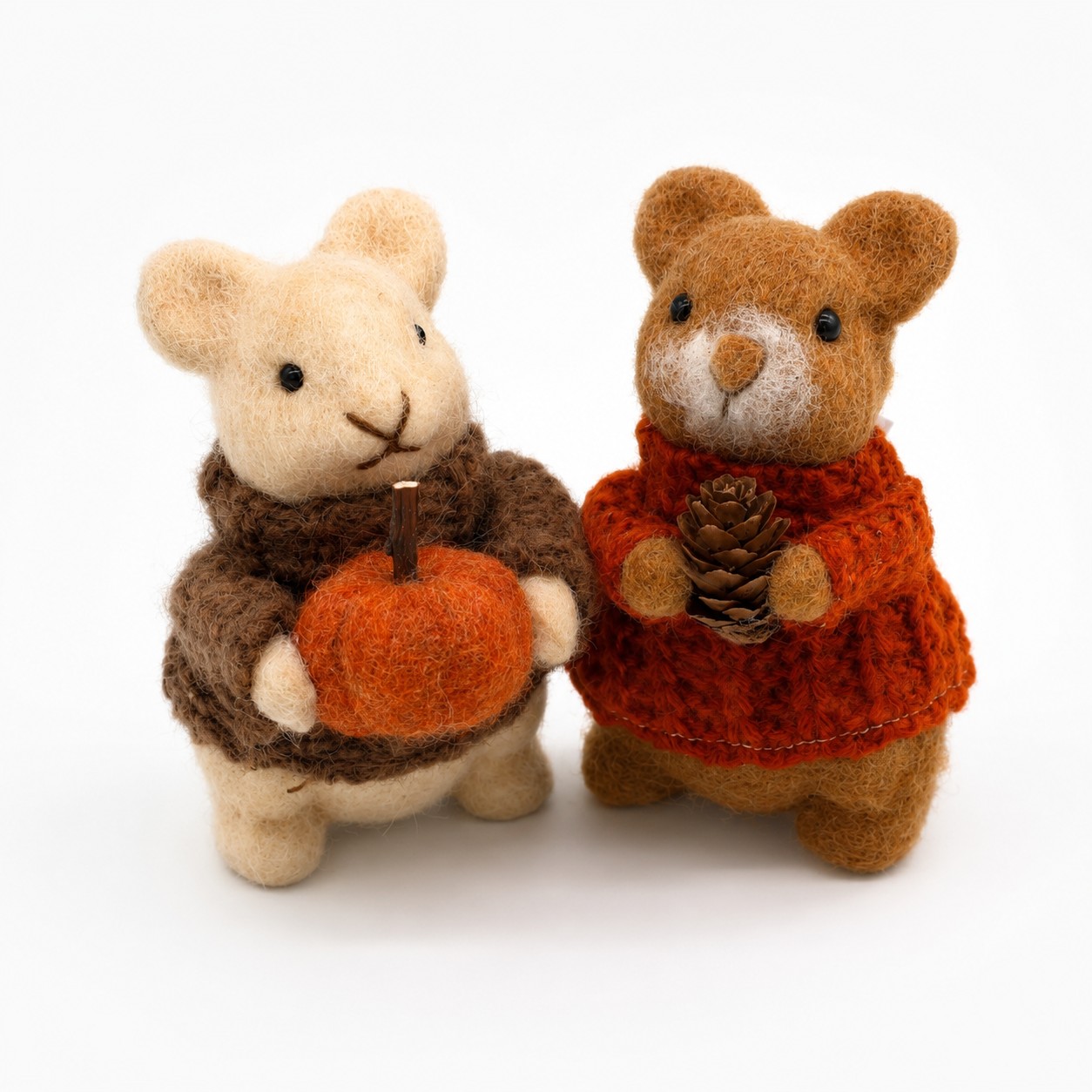 Feldy herfstfiguur lichte muis met bruine trui en oranje pompoen