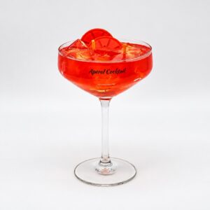 Aperol cocktail kaars in glas met ijsblokjes en sinaasappelschijfjes