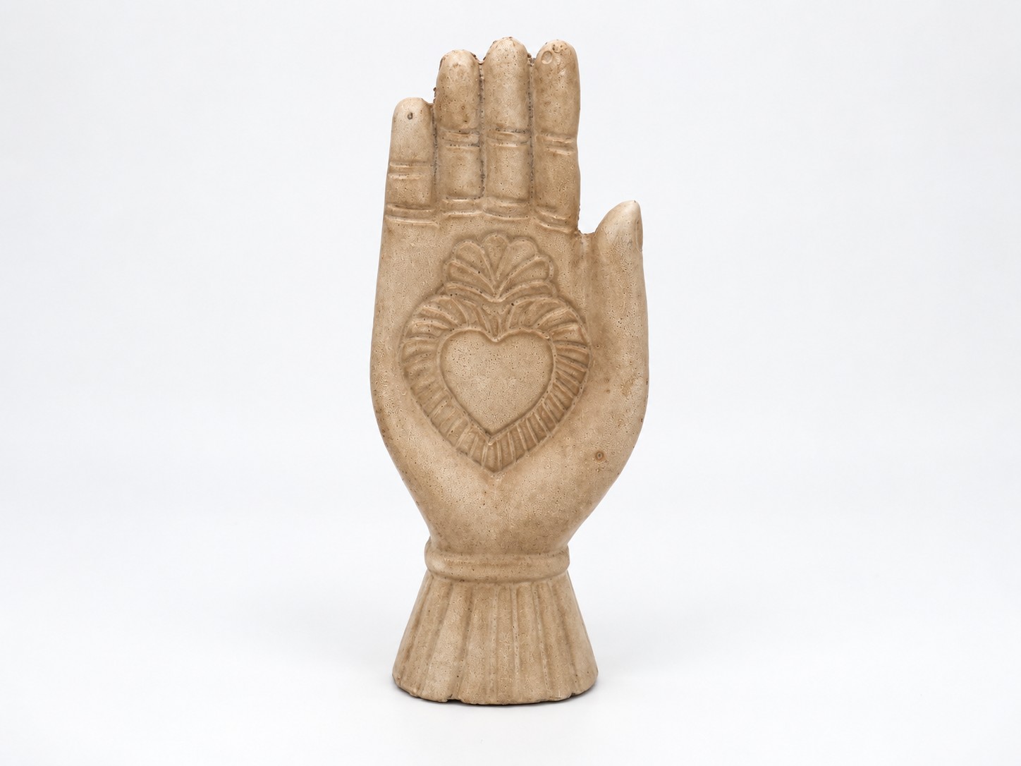 Keramieken hand met hart in beige zandkleur