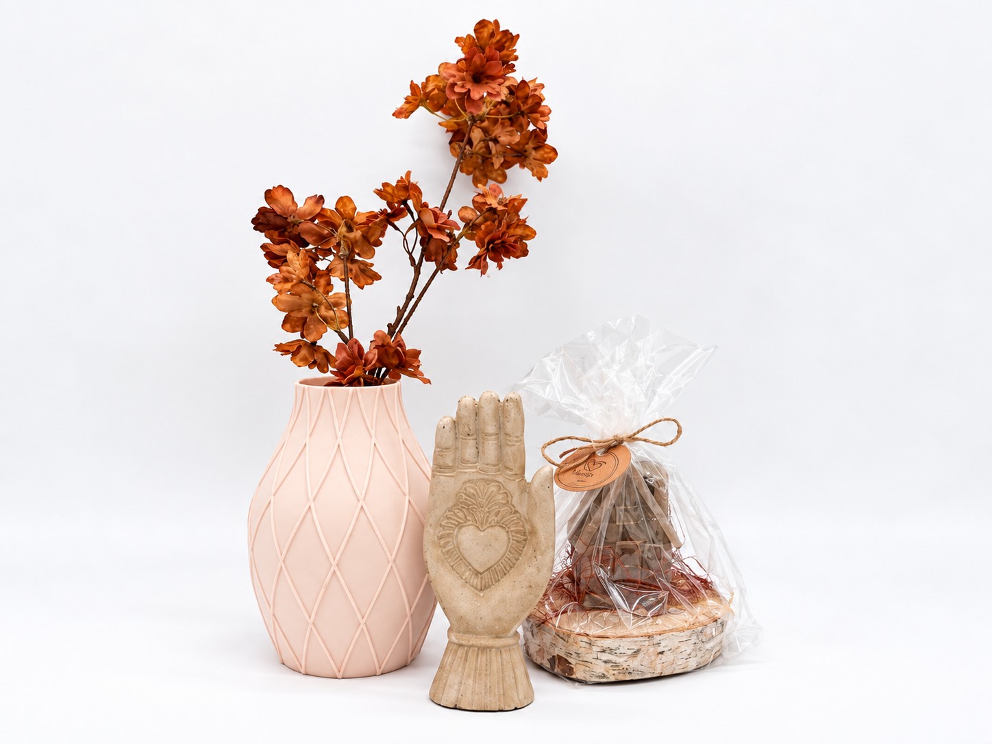 Keramieken hand met hart als woondecoratie bij vaas met bloemen