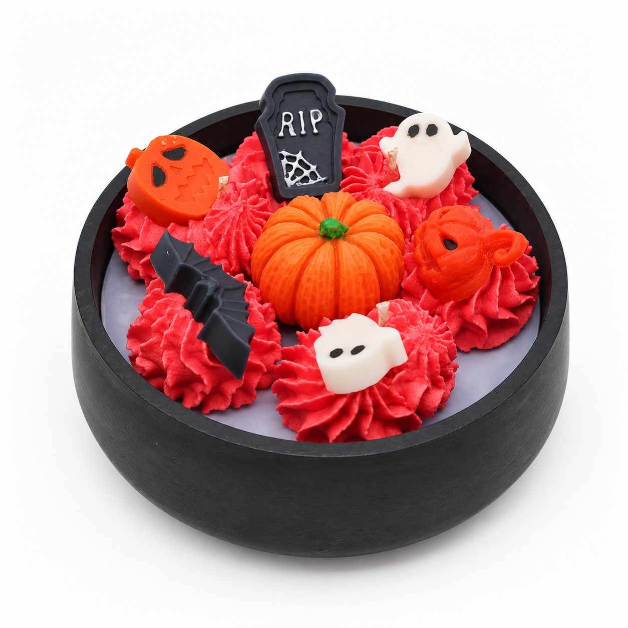 Halloween kaars van bovenaf met rode was en griezelige figuren