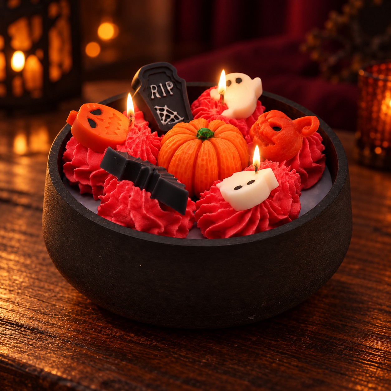 Brandende Halloween kaars met pompoen, spoken en grafsteen