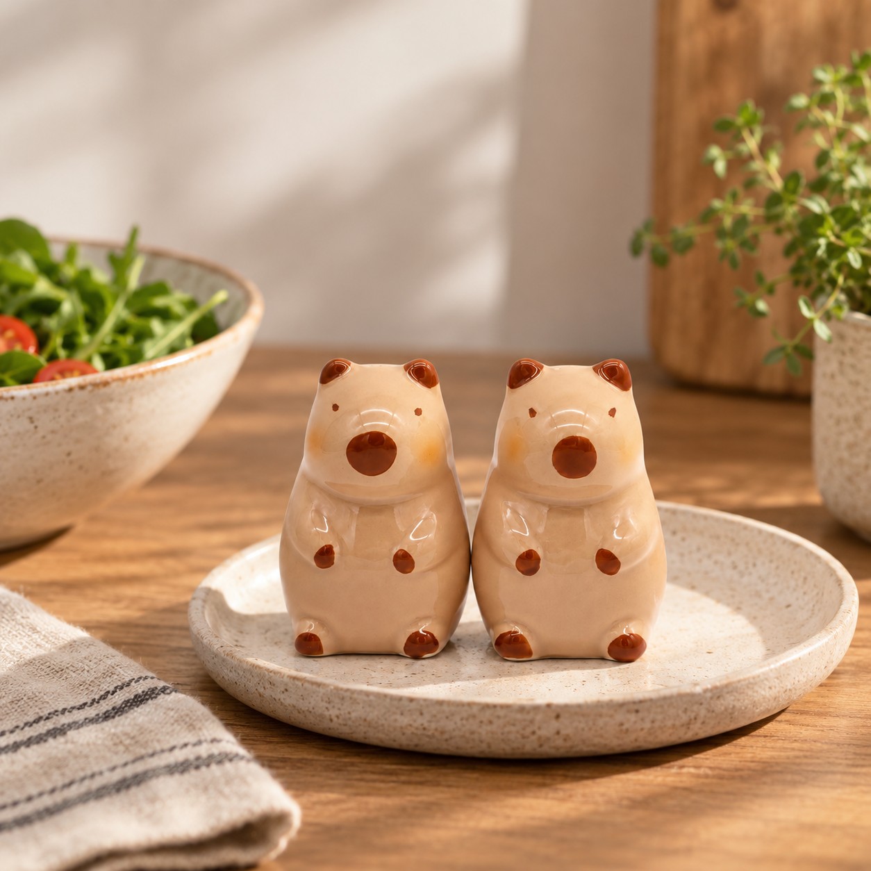 Capibara peper- en zoutstel op een gedekte tafel