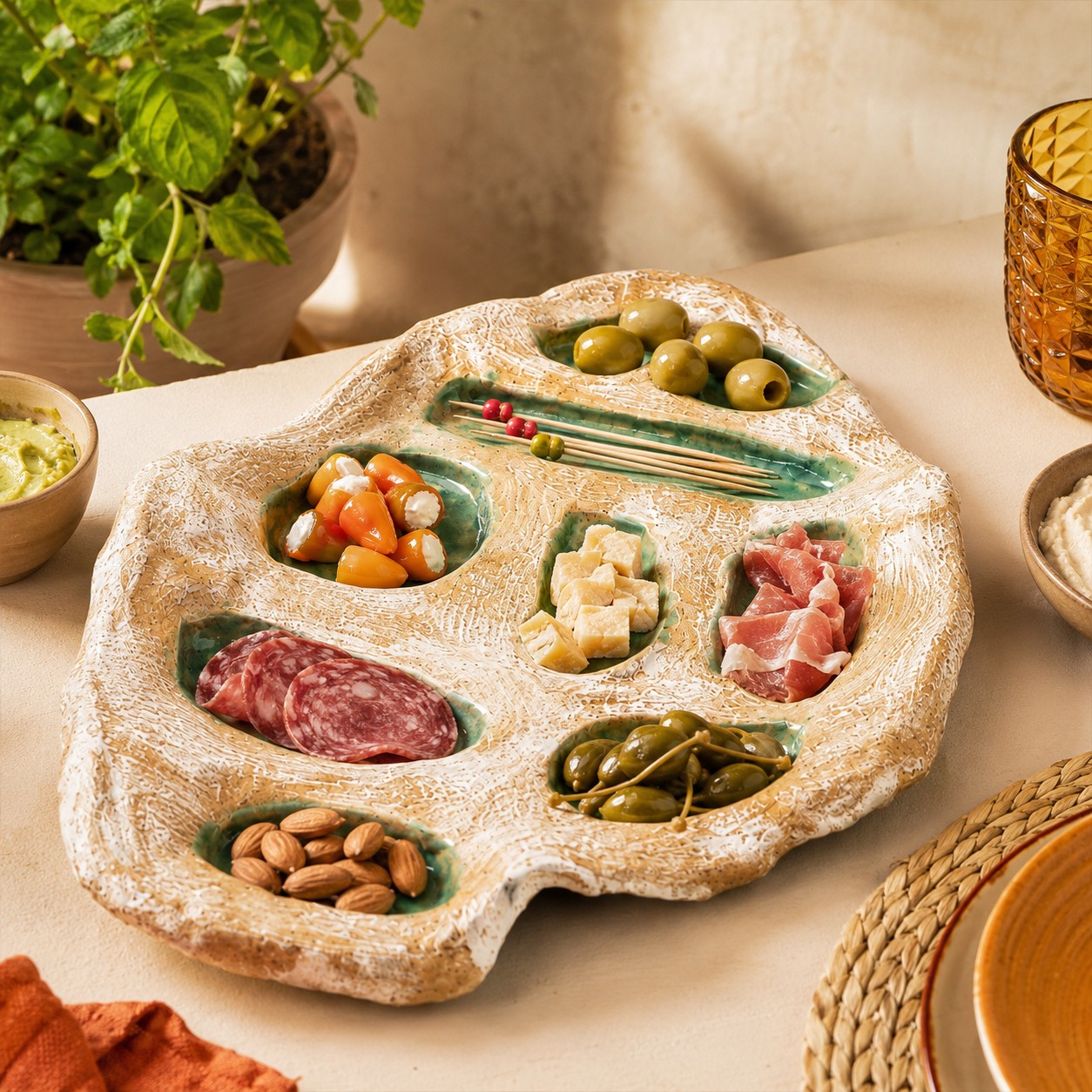 Handgemaakte tapasschaal gevuld met tapas en borrelhapjes