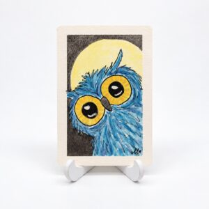 Handgemaakte aquarelkaart van By Mieke met blauwe uil en grote gele ogen voor de maan.
