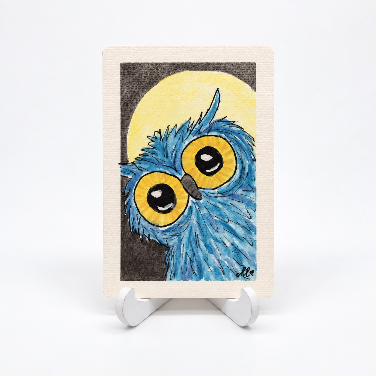 Handgemaakte aquarelkaart van By Mieke met blauwe uil en grote gele ogen voor de maan.