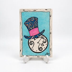 Handgemaakte aquarelkaart van By Mieke met figuurtje, hoge blauwe hoed met roze band en helderblauwe achtergrond.