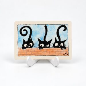 Handbeschilderde liggende aquarelkaart Drie nieuwsgierige katjes van By Mieke met drie zwarte katten achter een bakstenen muurtje.